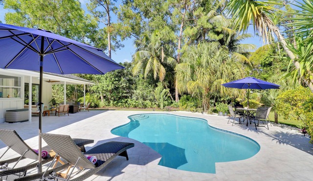 Tropical Paradise in Jupiter Farms with Heated Pool and bocce court, sleeps 7