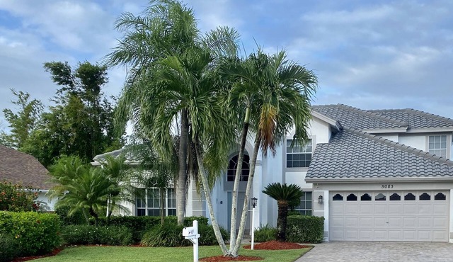 Tropical Paradise on The Lake with Free Pool Heating. Minutes from the Beach