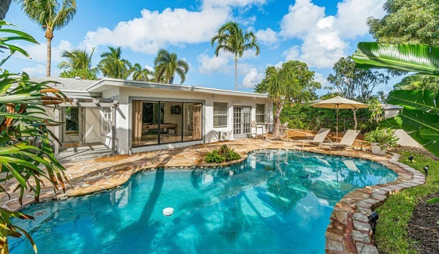 Tropical Paradise ~ Pool ~ King Beds ~ 3 in 1 Game Table ~ 2mi to Beach