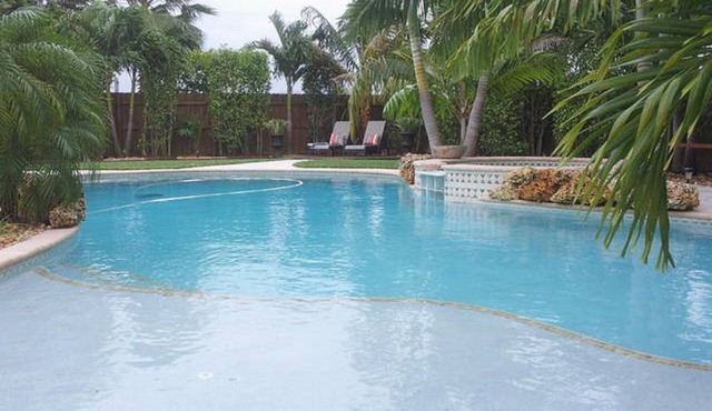 Tropical Paradise, Private Heated Pool & Spa, Built-in-BBQ
