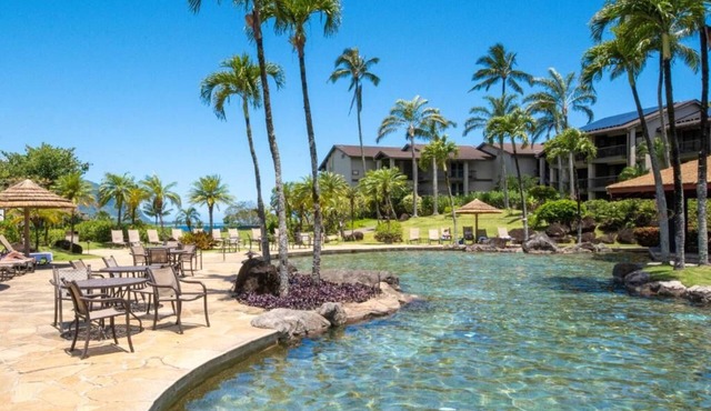 Tropical Paradise Retreat in Princeville! Full Kitchen, Swimming Pool!