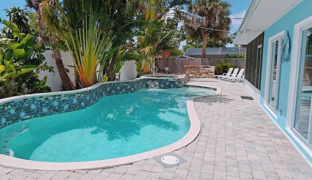 Tropical paradise! Spa, heated pool, 2 miles from Siesta Key beach, very private