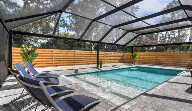 Tropical paradise with large heated pool near #1 award-winning Siesta Key Beach