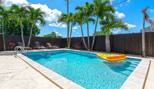 Tropical paradise wonderful, weekly and monthly discounts available!.