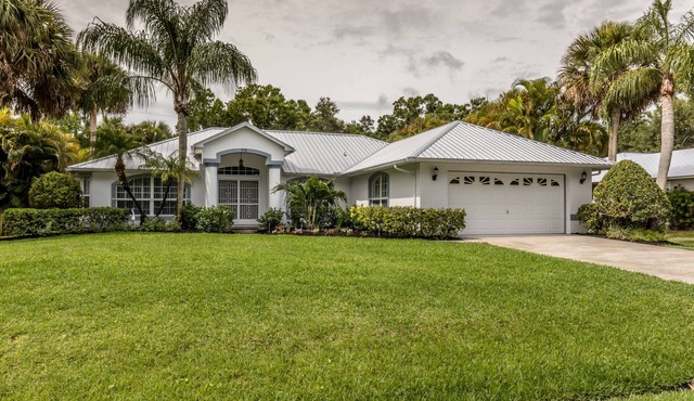 Tropical Perfection! 3 BR/2 BA & HEATED POOL! Close to beaches, WiFi
