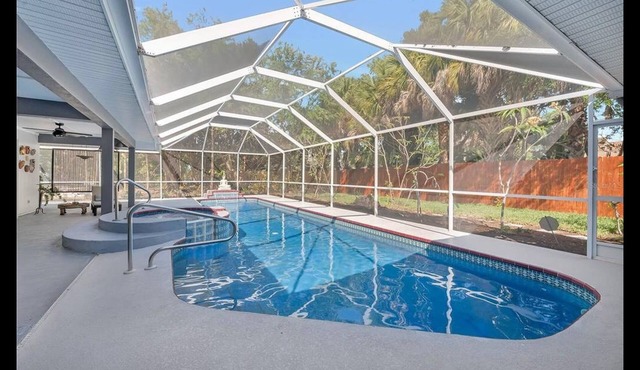 Tropical pool home close to beaches