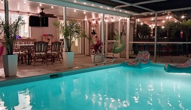 Tropical pool home/Fun Tiki bar/near beaches/local restaurants