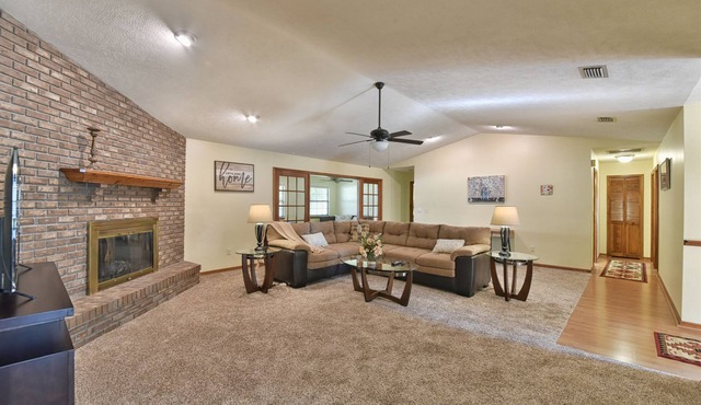 Tropical Pool Home in SE Ocala! Air Hockey, Foosball, Brand New Kitchen & Floors