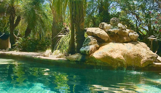 TROPICAL POOL, PRIVACY! ON WATER! BOAT OPTION, WKLY/MO DISCOUNTS, PETS WELCOME!