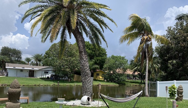 ☀️Tropical Pool&Water🌸Garden KingBed o 2 twins Best Sunset, Beach BBQ,Shop,Dine