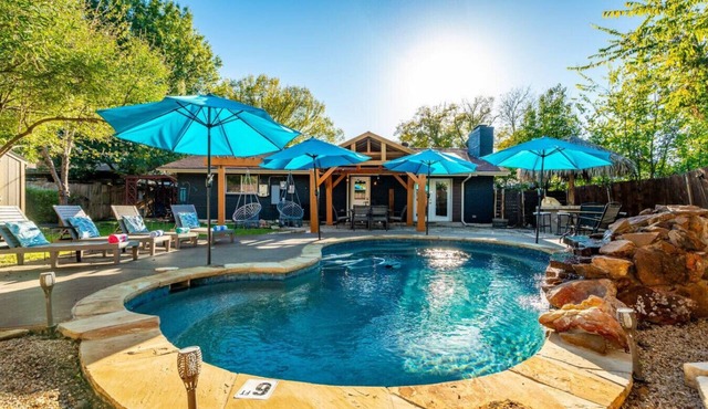 Tropical Pool w/Tiki Bar, Fire Pit, Swing