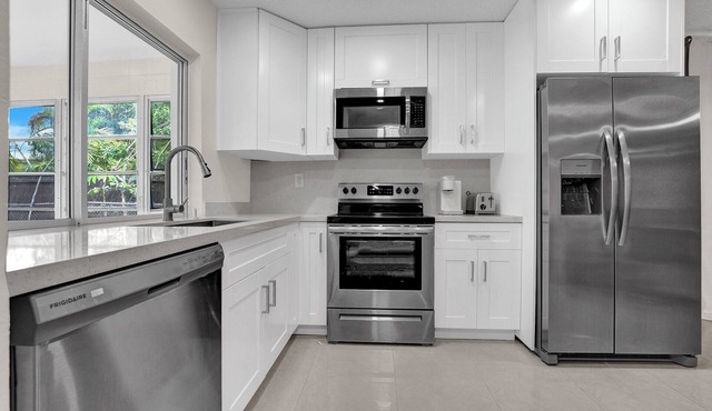 Tropical Poolside Retreat in Tamarac - Lots of Activities!