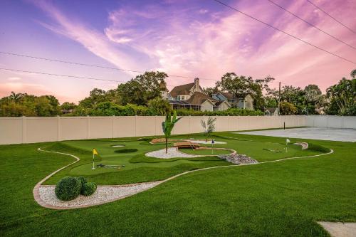 Tropical pop art getaway w Pool & Game Room
