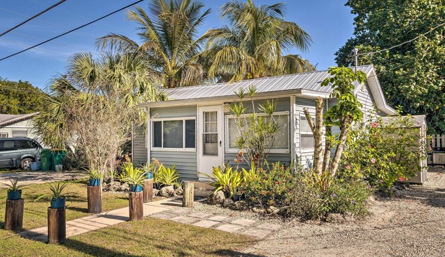 Tropical Port Charlotte Cottage - Walk to Bay!