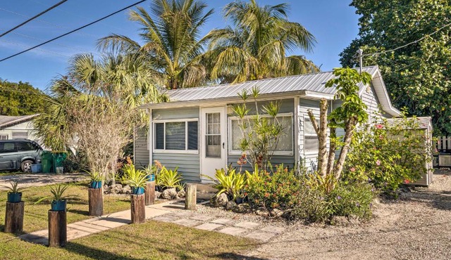 Tropical Port Charlotte Cottage - Walk to Bay!