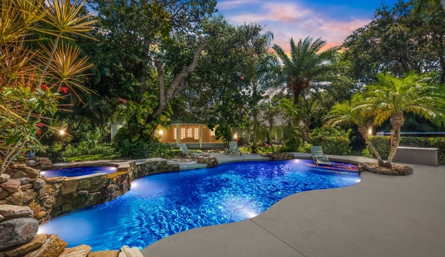 Tropical Resort Style Retreat w/Pool House 4BR, 3 Bath