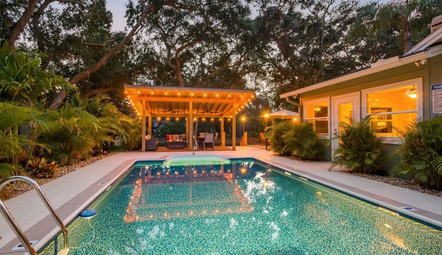 Tropical Retreat near beaches with amazing Pool, Cabana, Hot Tub & Patio areas!