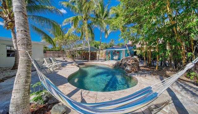 Tropical Retreat Pool 1.5 miles to Beach