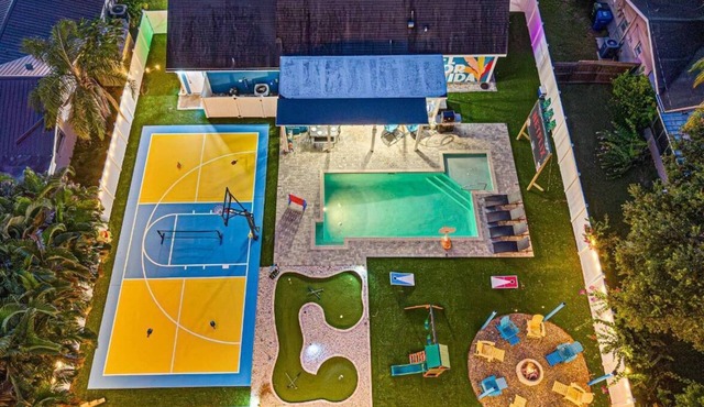 Tropical retreat w/saltwater pool & movie theater