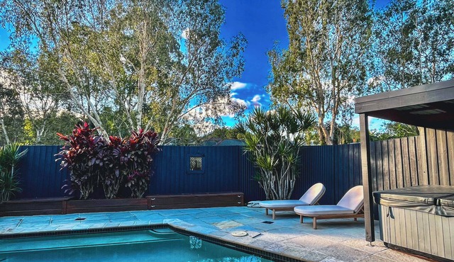 Tropical retreat with pool, Mineral spa & games room!