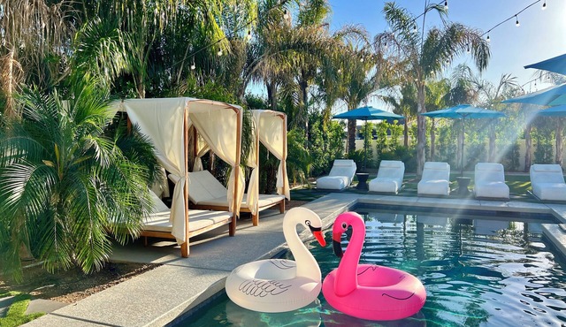 Tropical Retreat with hot tub, heated pool, misters & fire pit