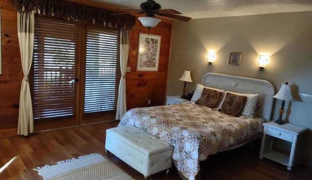 Tropical Room at Cabin on the Lake