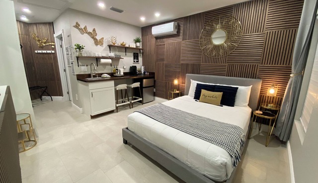 Tropical Sea, Private Studio.Near IMG and Beaches!