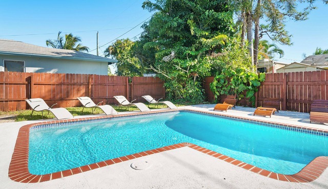 Tropical Spa Escape! Pool/Spa/Sauna WIFI 4Bdrm 8 Min Bch
