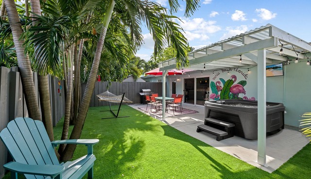 *Tropical SPA! Hot tub, ping pong table, 5 min to BEACH, airport, & downtown!*