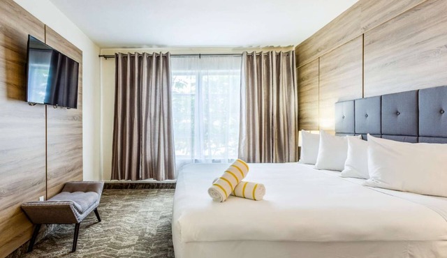 Tropical Studio - Garden, Pool & Beach Access