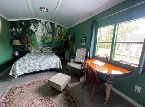 Tropical Studio Retreat with Great WiFi and EV charging