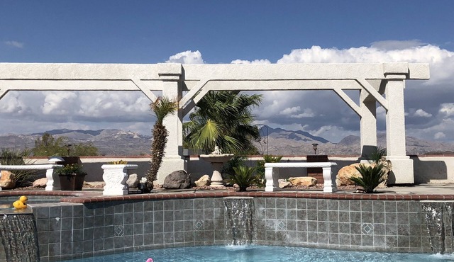 Tropical Sunridge Estates Large Family Pool Retreat-6 minutes to Lake Mohave!