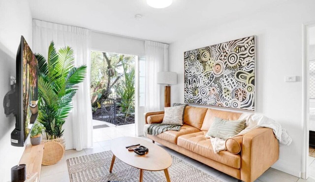 Tropical Terraces - Modern Coastal Retreat Near the Heart of Cairns