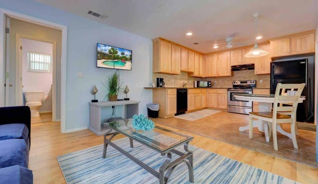 Tropical Treehouse · Siesta Key Sanctuary -Pool-Kayaks-TikiHut-King bed