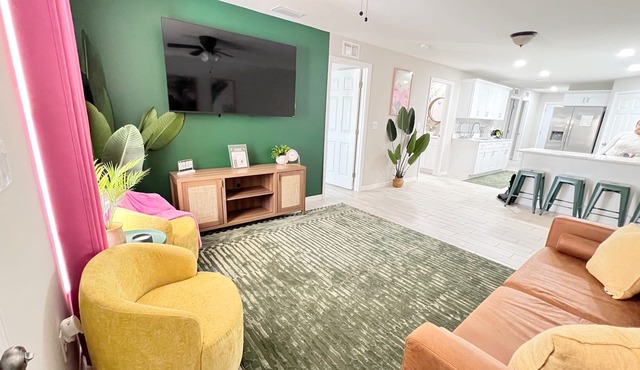 Tropical Vacation Home! 3 Rooms, 2 Bedrooms, sleeps 6 ppl.