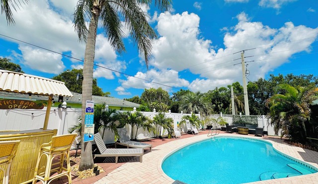 Tropical Vacation POOL Home in Melbourne, 7 mins to Beach