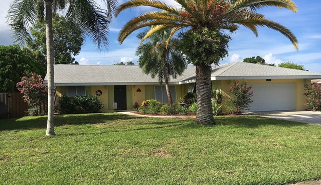 Tropical Venice East Bungalow Heated Pool Minutes to Restaurants, Beaches, Golf