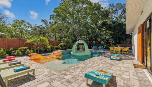 Tropical Vibe 6BR Sleeps 21 Heated Pool Hot Tub