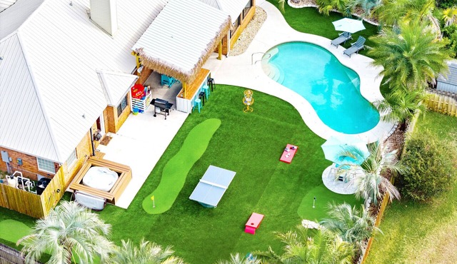 Tropical vibes, Heated Pool, Game Room, Mini Golf, Tiki Hut