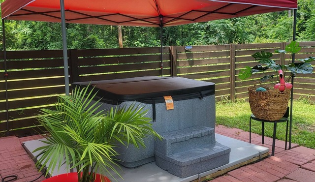 Tropical vibes/Hot tub/NEW BEDS Gated backyard/Pool Table/Gazebo/Garden/Fire Pit