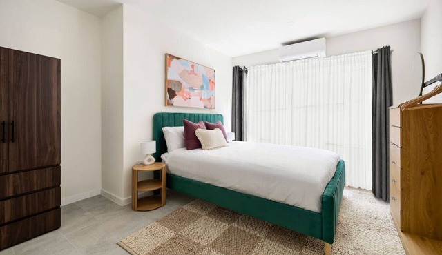 Tropical Vibes in North Manly AC and FREE Parking