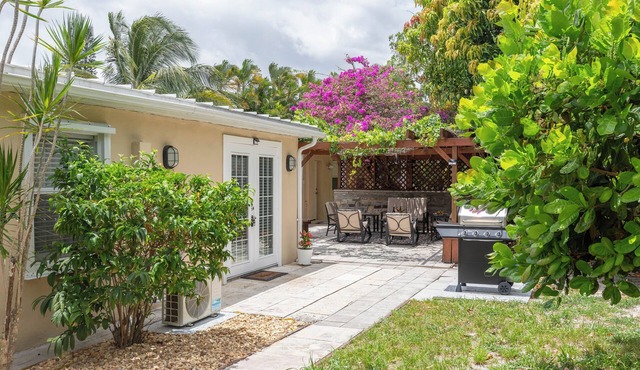 Tropical Vibes! Spacious 5BD/3BA, BBQ, Parking & more -10 min to Best Locations