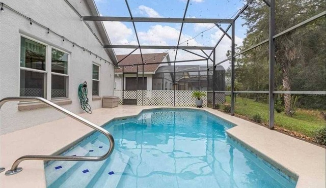 Tropical Views 4bdr Sleeps 8. Close to Parks!