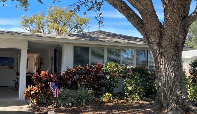 Tropical Villa - AVAIL 2026- 2 miles to Siesta Key- Booking can happen same day.