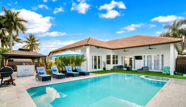Tropical Villa Retreat - Pool Game Room Lounge
