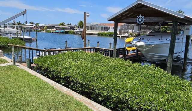 Tropical Waterfront Pool Home, Private Dock, Kayaks, Direct Access to Tampa Bay!