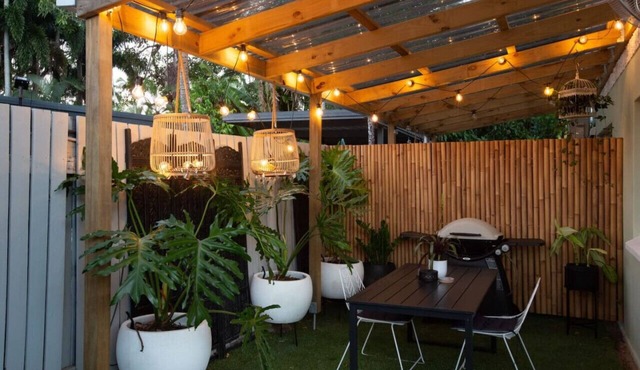 Tropicana Courtyard - Stylish Tropical Retreat with Private Courtyard & Prime Location