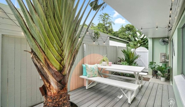 Tropicana Pineapple - Chic Retreat with Private Courtyard & BBQ