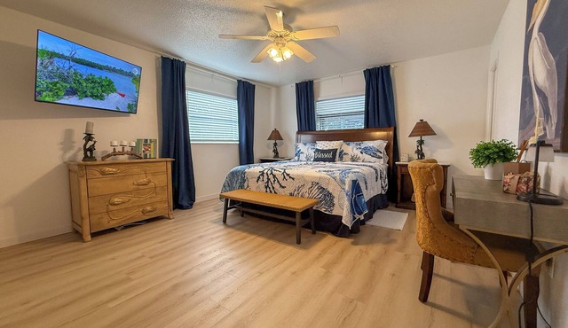 TropiCasa : Pool, Bikes & Near the Beach 2 Bed/2 Bath Sofabed