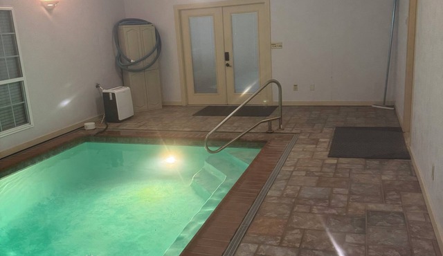 Troup TX, 3-bedroom handicapped house with Heated Indoor Pool.
